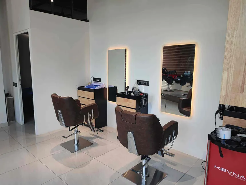 FreshFace Unisex Salon interior image 1